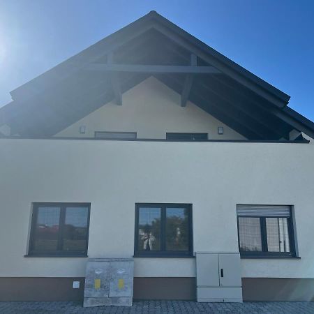Ruhige Gruene Oase Bei Flughafen Schwechat Exterior photo